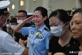 千人送别抗洪勇士陈陆，英雄妻子流泪敬礼，催人泪下图片