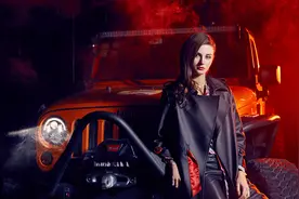 皮衣美女混搭“大脚”牧马人图片