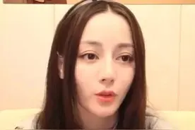 迪丽热巴下播忘关麦，不慎说出三个字，直播间一下子沸腾了图片
