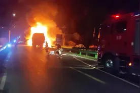 突发！宜春一半挂车着火引发油箱爆炸！图片