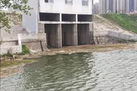 闸口钓鱼小三样：微流水儿，溜墙根儿，钓到底儿图片