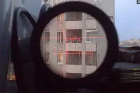 狙击镜中的画面是什么样？网友大喊：难怪几百米开外能百发百中图片