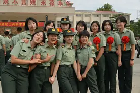 敬礼！向军旗告别图片