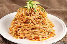 二伏吃面，试试这道凉面，不过水，面条爽滑筋道，香辣开胃，好吃图片