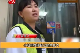 午餐高峰熟客占4人坐不点餐，女老板质问被骂，大厨将其暴打一顿图片