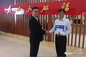 政务大厅第一份证件通过邮EMS免费寄出图片