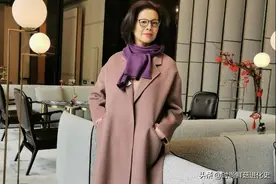 60岁左右的女人，过年别不打扮！多穿这3种大衣，看起来很年轻图片