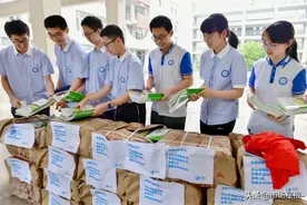 合肥一中学子喜提2000份黄冈密卷图片