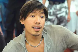 56岁张耀扬与63岁名媛约饭，打扮帅气站姿潇洒，小25岁女友未同行图片