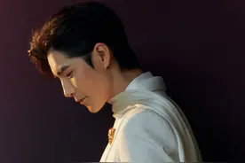 阿云嘎出席《超级秀》活动，身穿飘带白西装，仿佛从画中走来图片