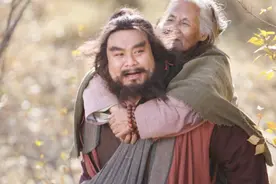 李逵母亲被恶虎所害，为啥宋江等人不仅不安慰，还个个大笑？图片