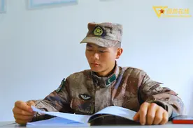 考核场上，那个瘦小的身影为何能吸引大家的目光？图片