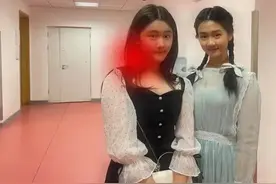 多多与闺蜜合照，俩人好像双胞胎，生图下的多多甜美可人不输精修图片