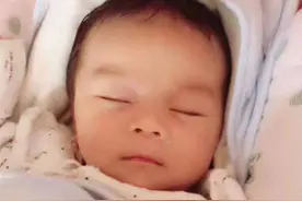 新生儿为什么总睡不安稳、要人抱？学习两招，哄睡更轻松，睡得香图片