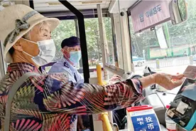 寿光8类群体可免费乘坐公交车，乘客市民齐点赞——出行路上满满的幸福感图片