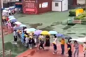 有温度的教育！山西一学校教师撑伞为学生搭起避雨“彩虹桥”图片