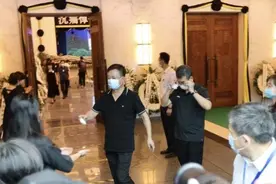 3天前，朱军现身沈力追悼会，半生光环褪去，白发苍苍令人唏嘘图片
