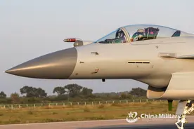 铆钉整齐！细节炸裂！歼-10C堪称国产三代机工艺的最高水准图片