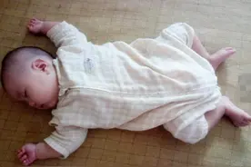 娃睡觉时出现这样的睡姿，说明他很健康，侧面反映妈妈很会养孩子图片