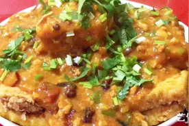 小哥在家做豆包肉，在豆腐上浇上芡的那一刻，看得我口水直流视频封面