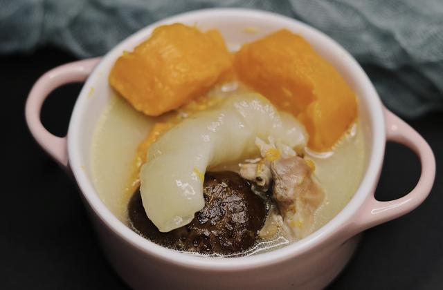 鸡肉炖花胶玉米红萝卜 2026年鸡肉炖花胶玉米红萝卜汤的功效 鸡肉炖花胶玉米红萝卜 2026年鸡肉炖花胶玉米红萝卜汤的功效