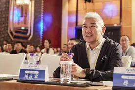 他本想摆烧烤摊打发时间，却成“烧烤大王”，一年营收超14亿图片