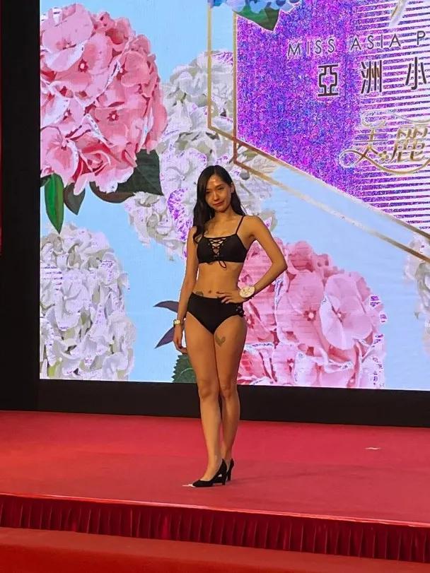 大学游泳课鸡皮肤