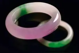 3万块的翡翠原石，竟然切出七种颜色，专家估价1个亿，赚大发了图片