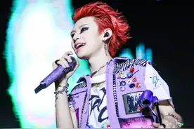 22岁男星舞台表现惹争议，全身抽搐翻白眼太吓人，粉丝却称很享受图片