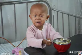 故事：心疼，女童患病5个月双目失明坚持自己吃饭，因看不见急得大哭图片