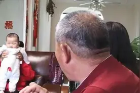 67岁产妇产女后续，坚持母乳喂养引争议，女儿接受天赐恢复走动图片