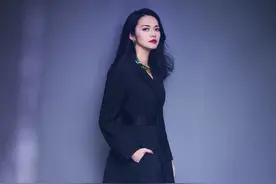 姚晨脖子上带了个啥？看着又圆又绿，配着一身黑衣服真是太招摇图片