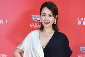 马苏的气质还挺富贵的，黑白拼接裙显出优雅气度，身材丰满又高挑图片