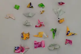 脑瘫小伙把糖纸放进嘴里折出千纸鹤，获得世界吉尼斯纪录图片