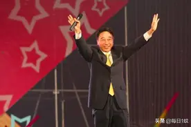 冯巩，宋宁爆笑小品《夫妻日记》包袱一个接一个，爆笑全场图片