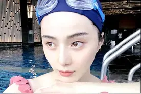 39岁范冰冰晒泳装，穿吊带秀锁骨，皮肤白到反光，被夸绝世美人图片