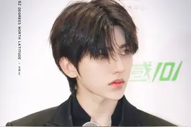 蔡徐坤东方风云榜舞台造型，一身黑色西装，蕾丝网状边幅修饰图片