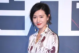 万茜不愧是气质美女，穿开叉牛仔裤，尽显女神范图片