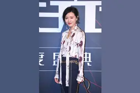 万茜不愧是气质美女，穿开叉牛仔裤，尽显女神范图片