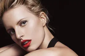 前维密天使KK：没有肚脐的超模，还曾被评为“全球最性感的女人”图片