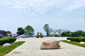 婚恋主题的海岸景观，大连金石滩海之恋婚礼广场图片