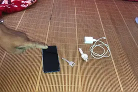 灵山一女子进公厕遭男子尾随抢劫！民警持续追踪14小时破案！图片