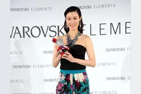 51岁李嘉欣越老越潮，穿奶奶花裤子也不显俗气，不像阿姨辈的人图片