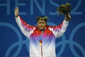 2004年，唐功红拼死一举182.5公斤杠铃，下台后内脏受损七窍流血图片