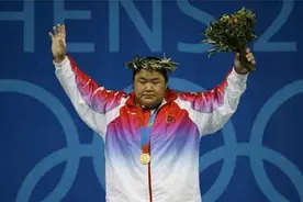 2004年，唐功红拼死一举182.5公斤杠铃，下台后内脏受损七窍流血图片
