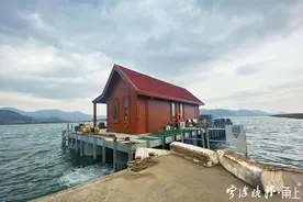 开着别墅去度假！宁波大叔造了栋可以航行的水上屋图片