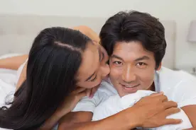 “铺的厚盖得厚不如肉挨肉”有多少夫妻坚持睡一个被窝？图片