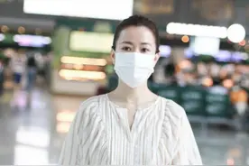 佘诗曼不愧最美港姐，拖地条纹裙配球鞋意外好看，45岁颜值太真实图片