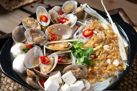 大冷天，吃一份刚出炉的锡纸花甲粉，鲜味十足，好吃到汤都不剩图片