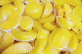 入秋后，碰到黄桃别手软，一次多买些，煮好放冰箱保存，特省事图片